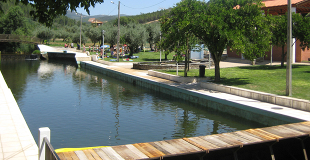 Praia fluvial em Almaceda
